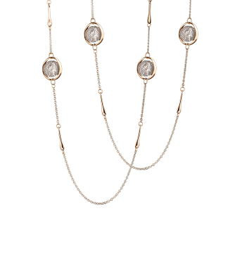 Collana Monete Marco Aurelio in oro rosa e bianco 18 carati, argento. Vista panoramica dei gioielli Silvia Kelly, Lago di Como