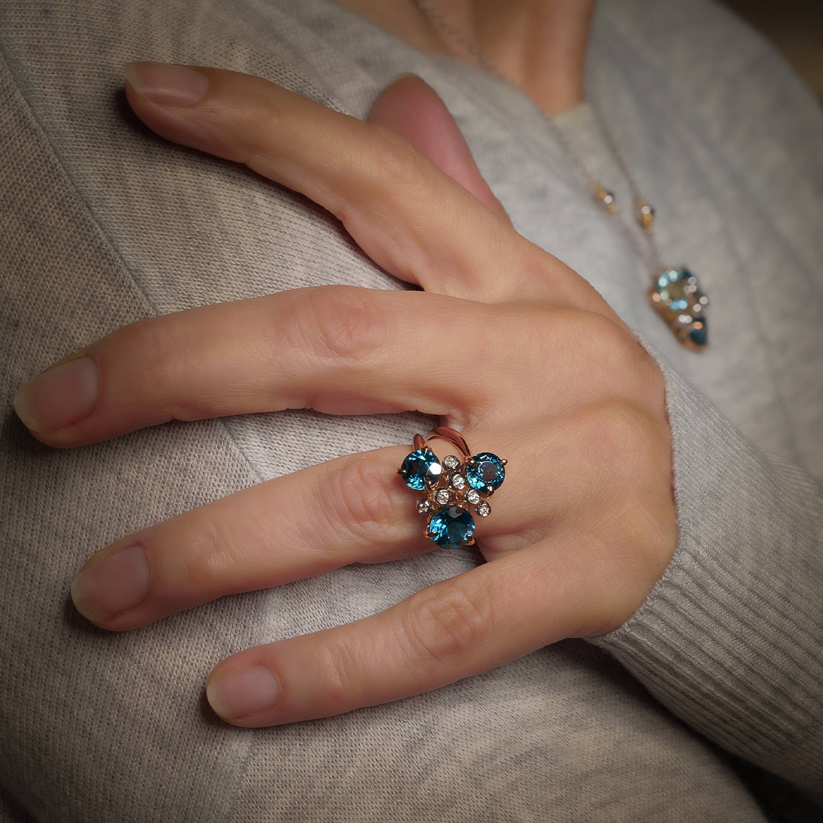 Anello in oro 18 carati con topazio blu Londra, ispirato alla luce del mattino